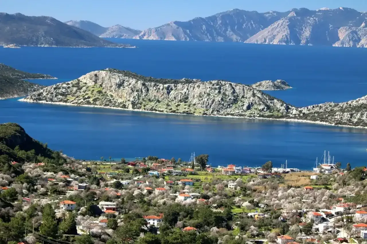 Söğüt körfezi, liman ve sahil şeridi