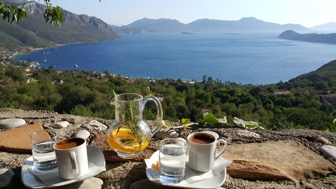 Söğüt'te tepeden körfez manzarası ve Türk kahvesi